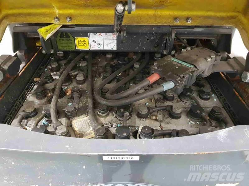 Aisle-Master 15E Dar koridor forklifti