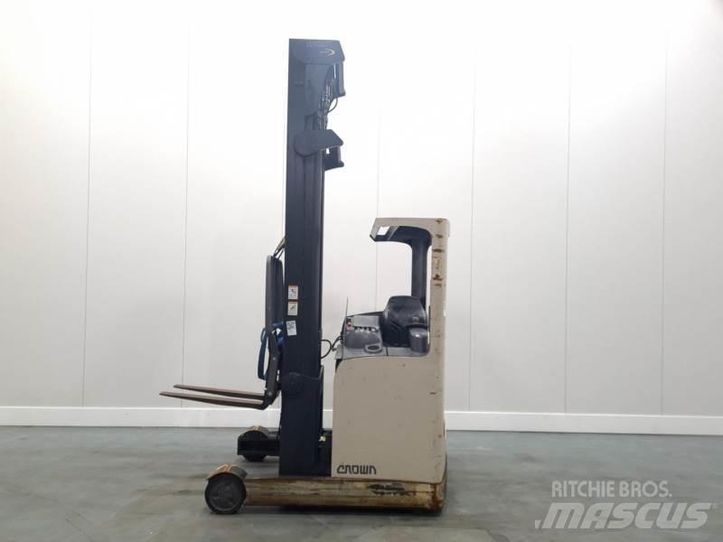 Crown ESR4500 Reach truck - depo içi istif araçları