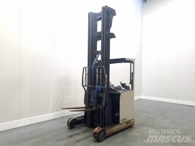 Crown ESR4500 Reach truck - depo içi istif araçları