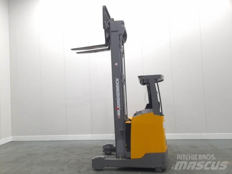 Jungheinrich ETV318 Reach truck - depo içi istif araçları
