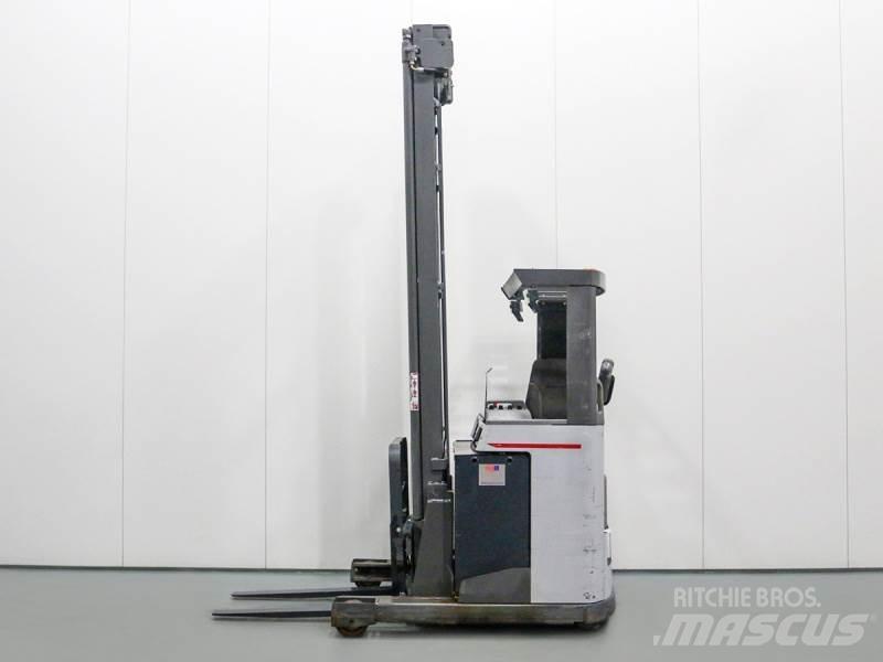 Nissan UNS161 Reach truck - depo içi istif araçları