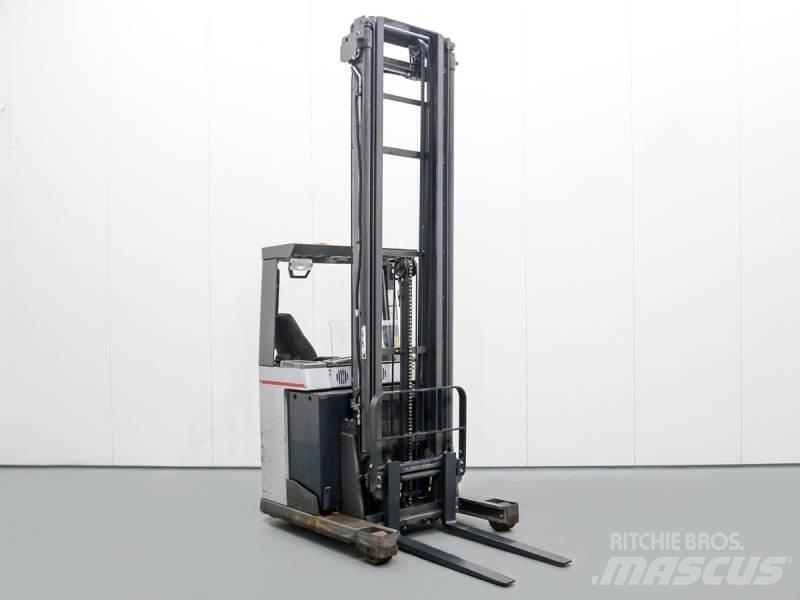 Nissan UNS161 Reach truck - depo içi istif araçları
