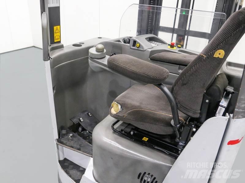 Nissan UNS161 Reach truck - depo içi istif araçları