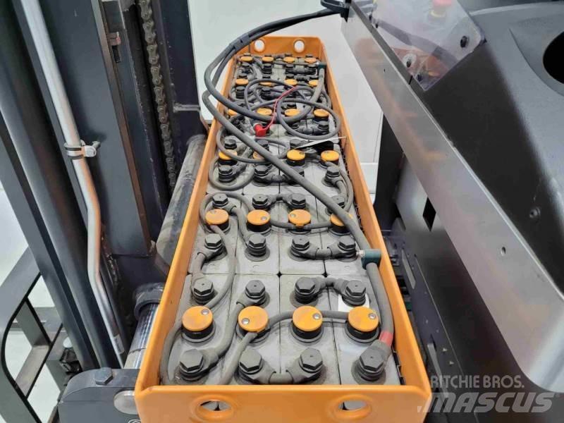 Still FM-X10 Reach truck - depo içi istif araçları