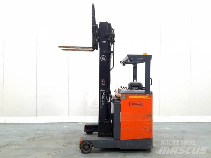 Toyota 6FBRE-12 Reach truck - depo içi istif araçları