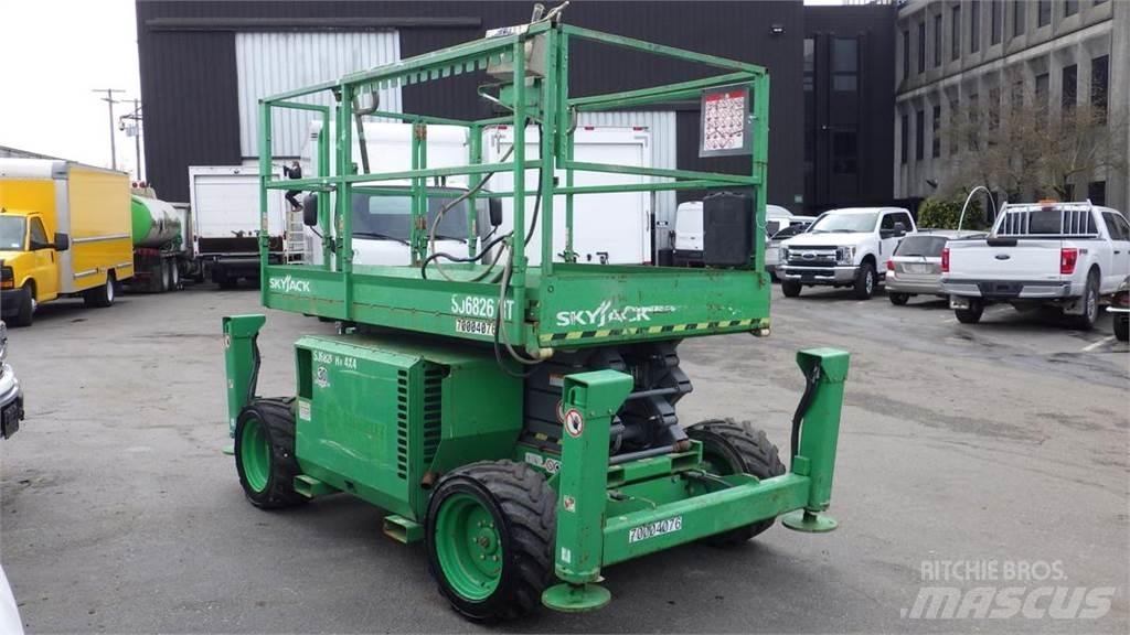 SkyJack SJ6826RT Makasli platformlar