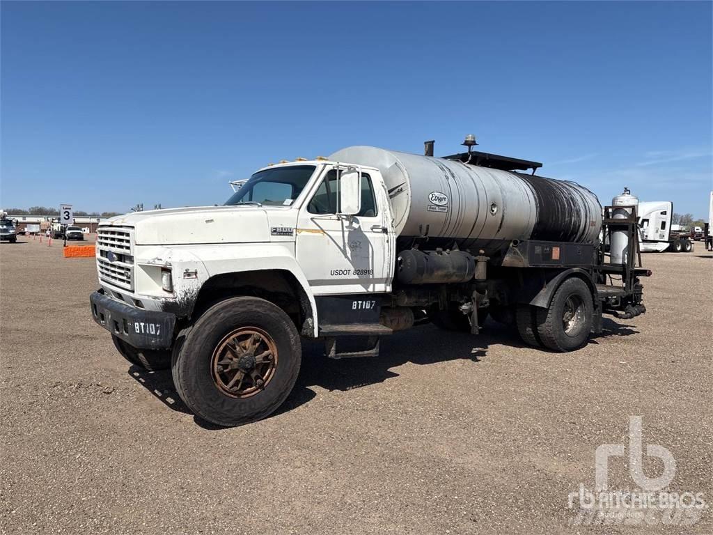 Ford F800 Bitüm pülverizatörleri
