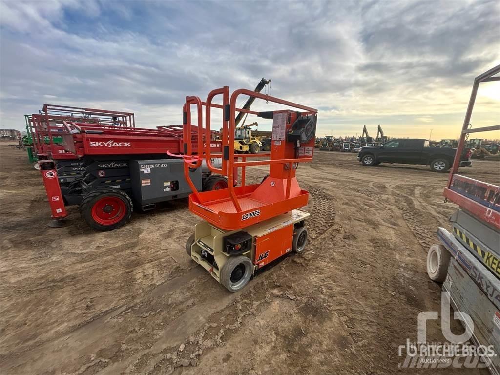 JLG 1230ES Körüklü personel platformları