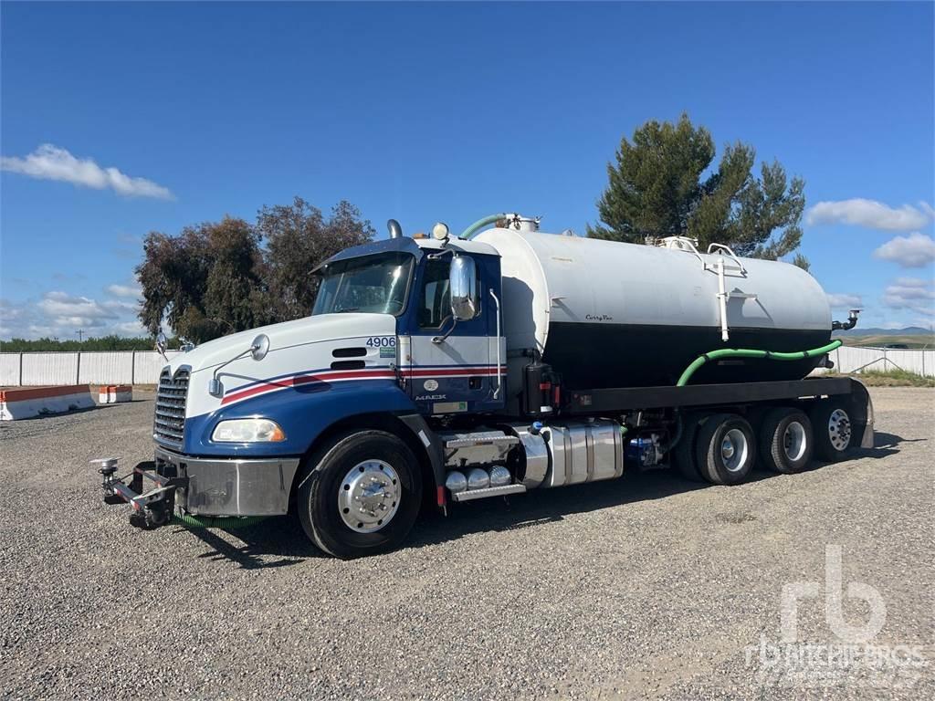 Mack CX613 Su tankerleri