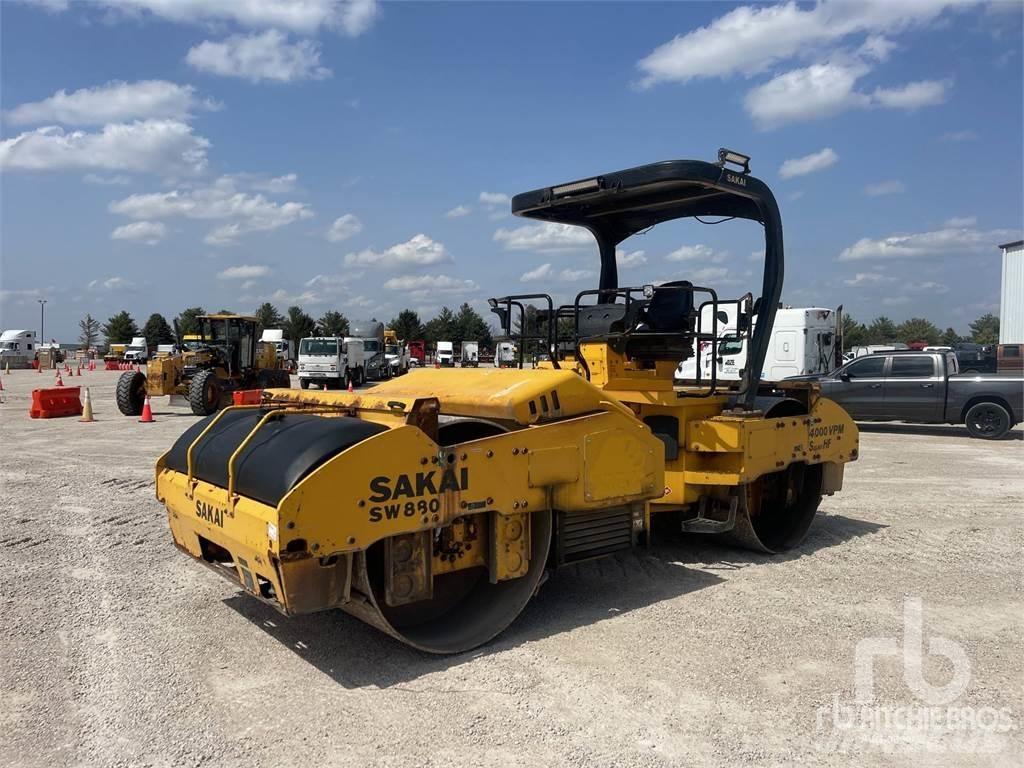 Sakai SW880 Çift tamburlu silindirler
