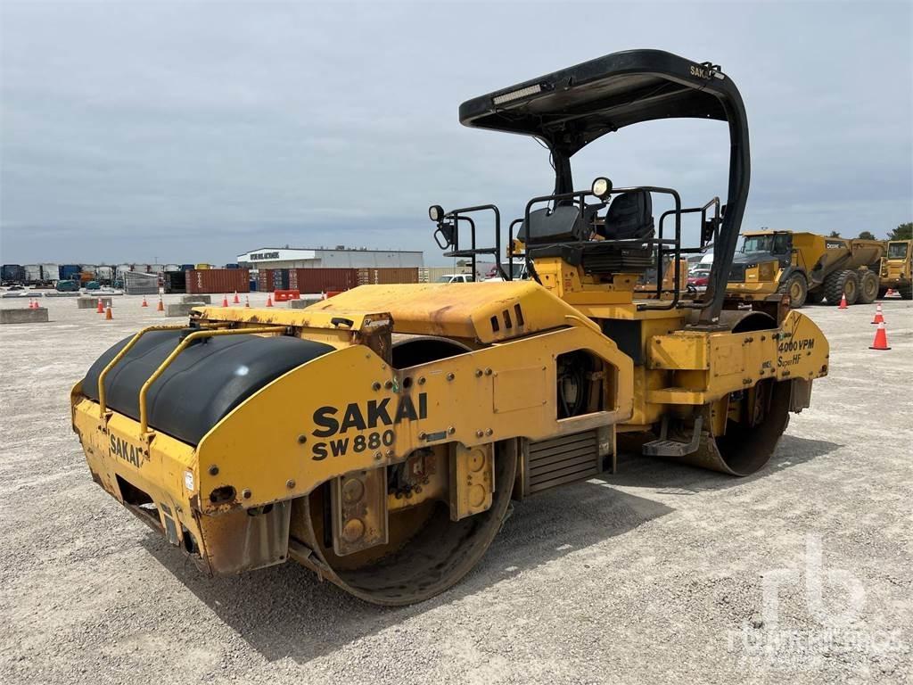 Sakai SW880 Çift tamburlu silindirler