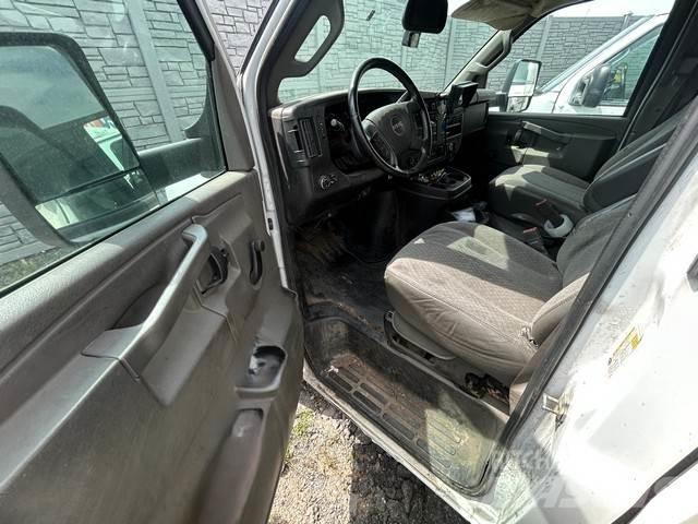 GMC Savana 4500 Kapali kasa kamyonlar