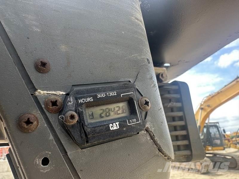 CAT 236B Diger
