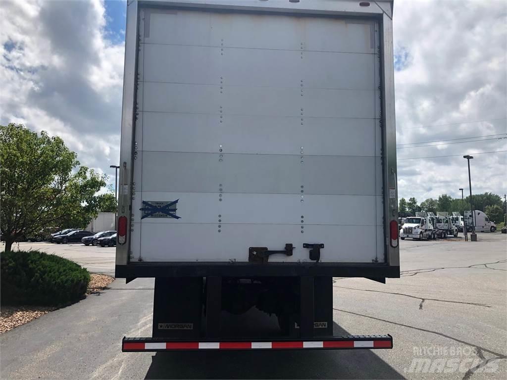 Freightliner M2 106 Kapali kasa kamyonlar