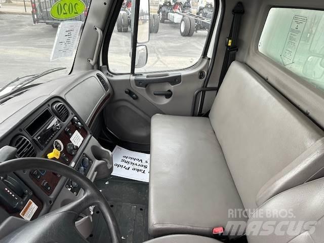 Freightliner M2106 Kapali kasa kamyonlar