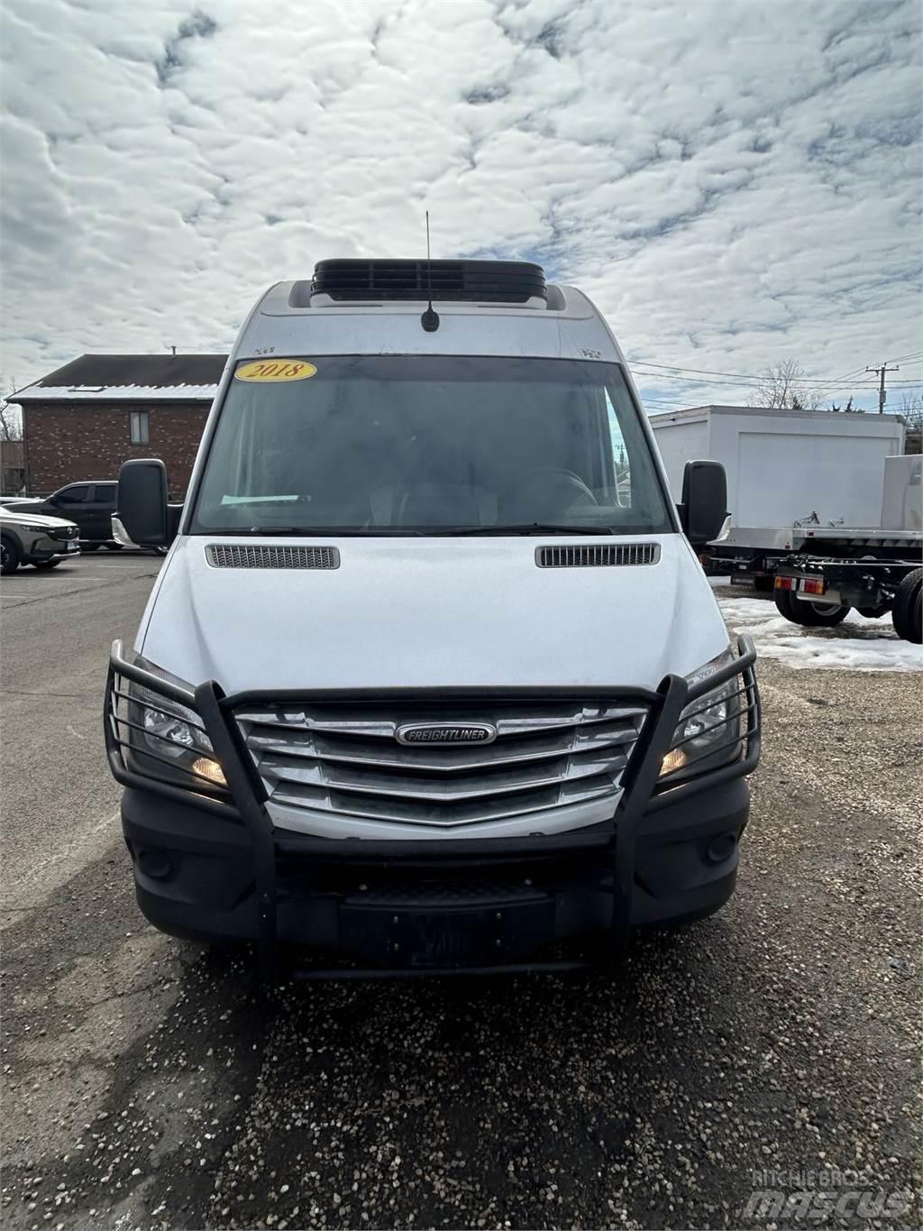 Freightliner sprinter Kapali kasa kamyonlar