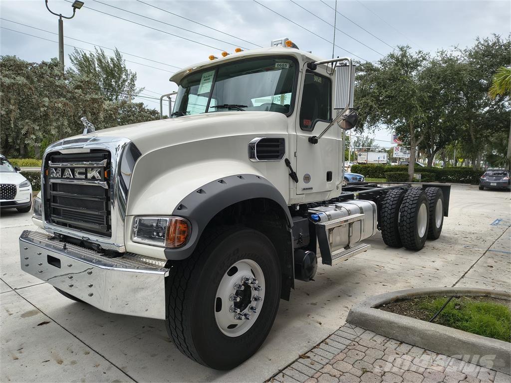 Mack GR64F Diger