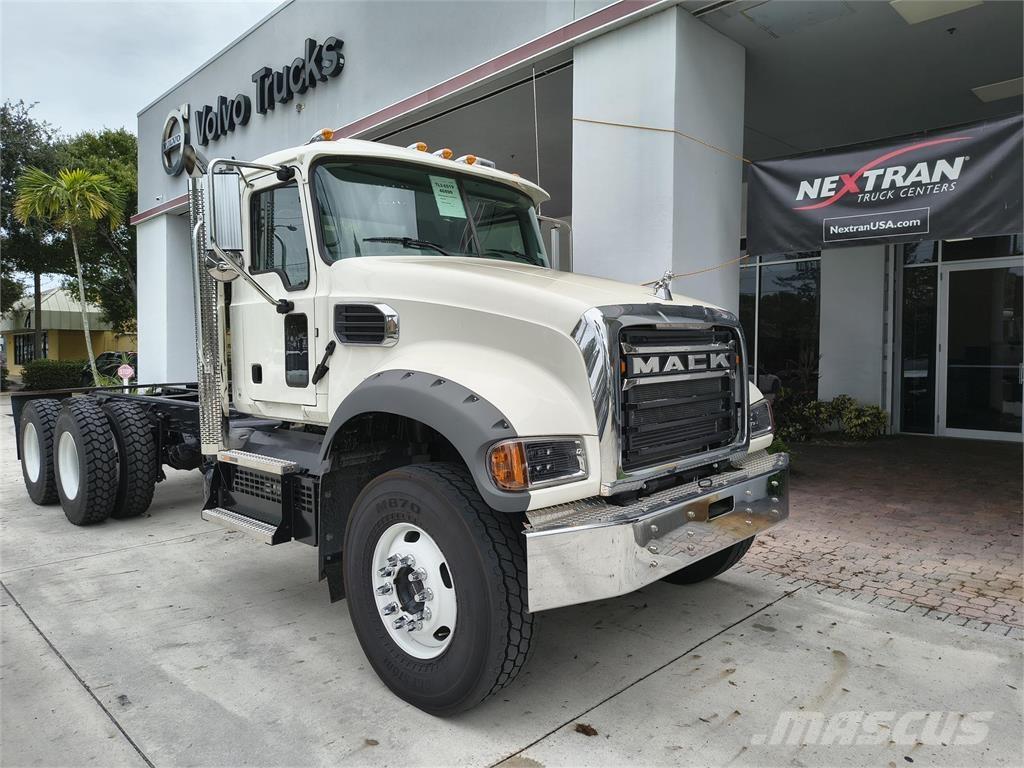 Mack GR64F Diger
