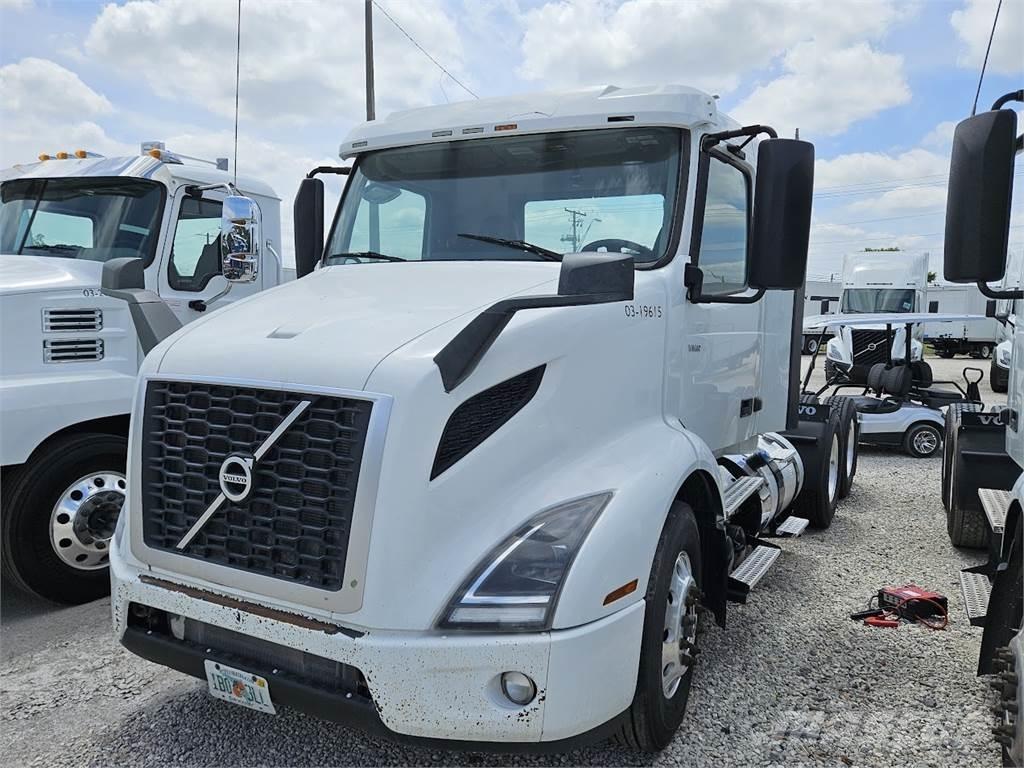 Volvo VNL64T300 Çekiciler