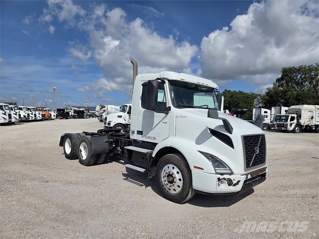 Volvo VNL64T300 Çekiciler