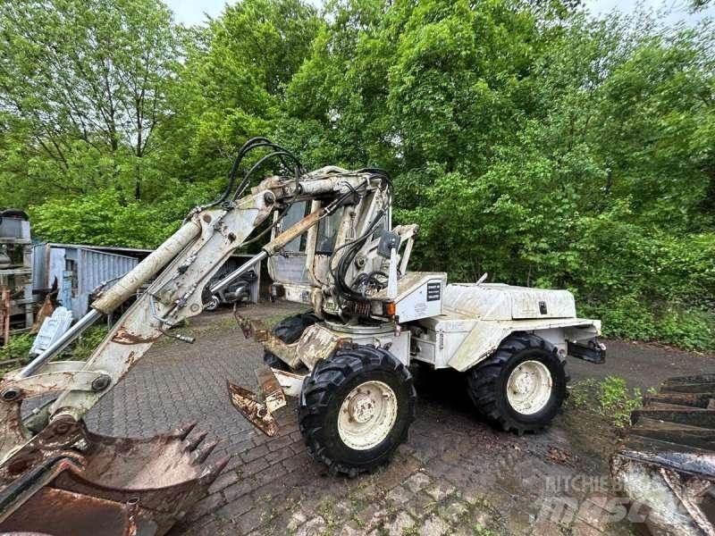 Mecalac 8CXI Lastik tekerli ekskavatörler