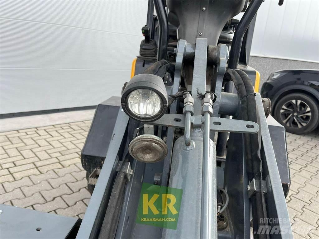 GiANT D332 Ön yükleyici ve kazicilar