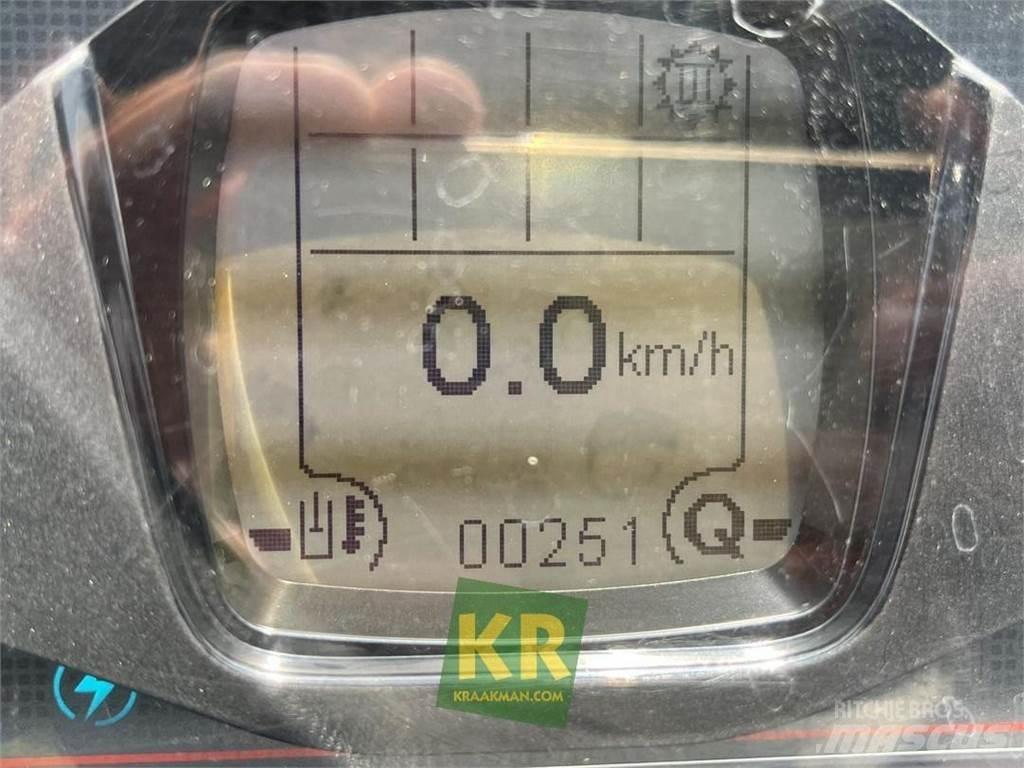 GiANT G2200E Ön yükleyici ve kazicilar
