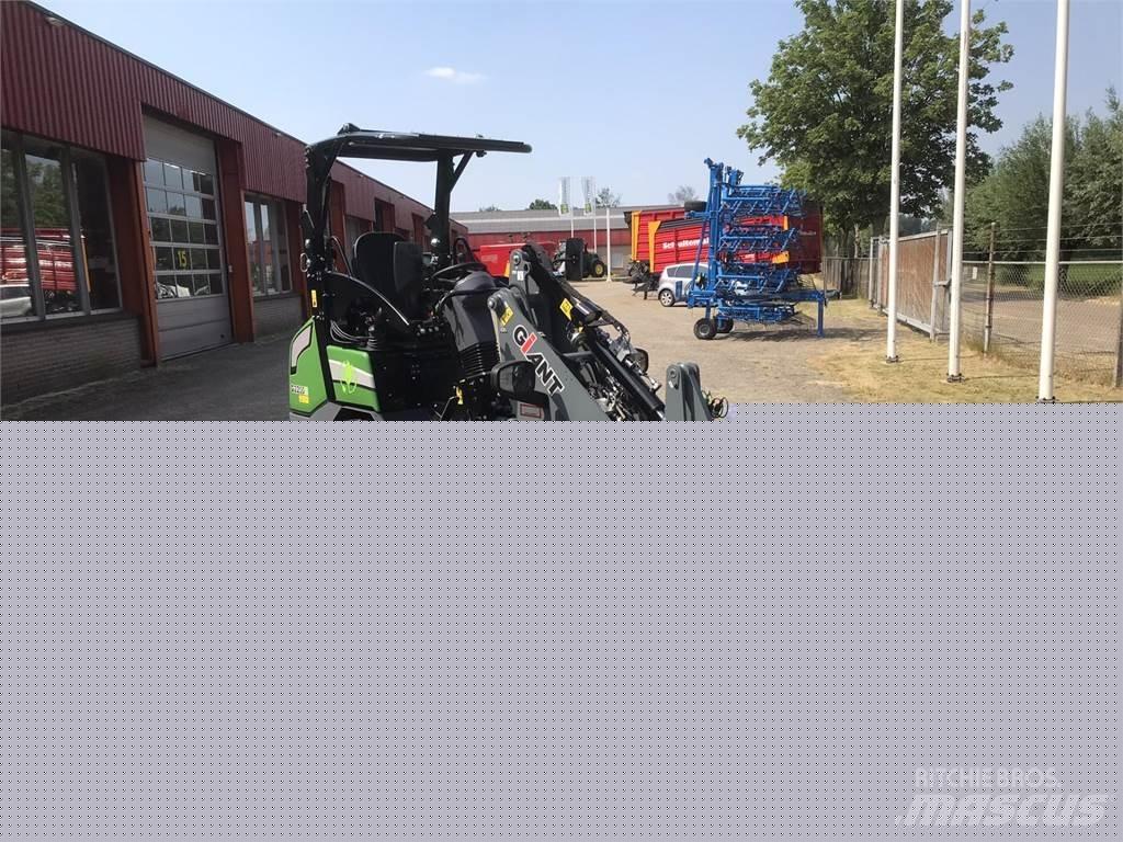 GiANT G2200E Ön yükleyici ve kazicilar