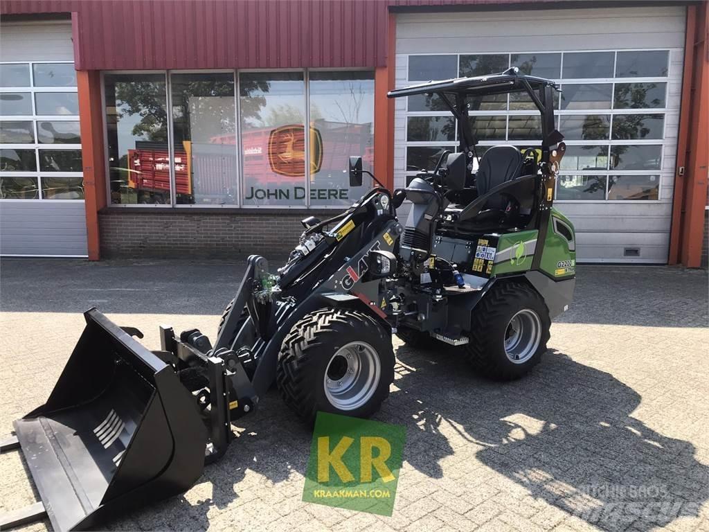 GiANT G2200E Ön yükleyici ve kazicilar