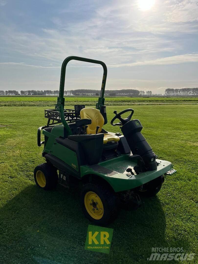 John Deere 1580 Pürüzlü arazi, kırpma ve çevresel çim biçme makineleri