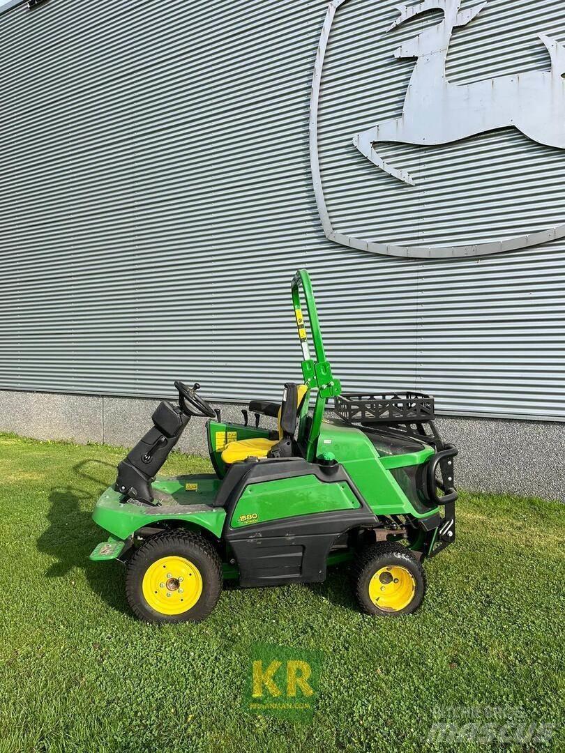 John Deere 1580 Pürüzlü arazi, kırpma ve çevresel çim biçme makineleri