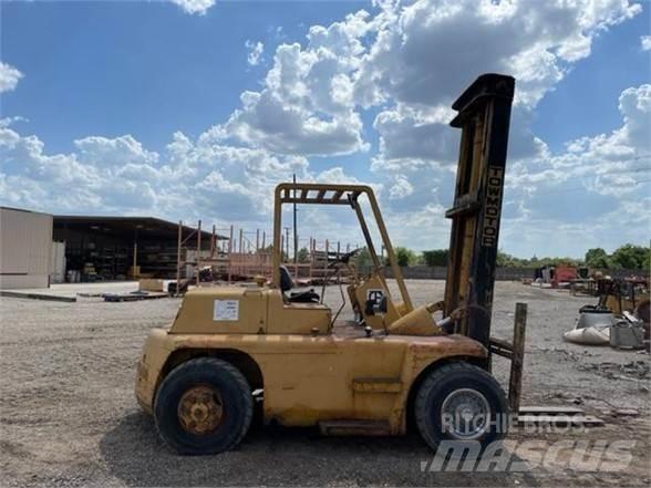 CAT B10 Arazi tipi forklift
