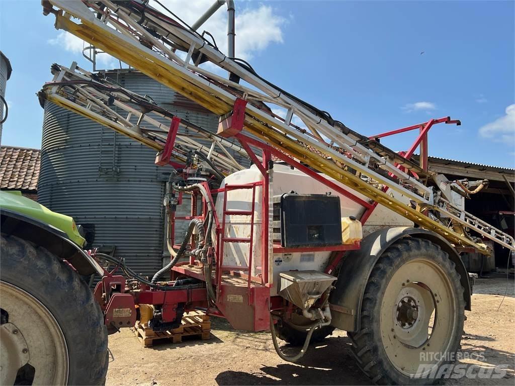 Landquip 3000L Çekilir pülverizatörler