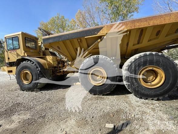 CAT D400D Belden kirma kaya kamyonu