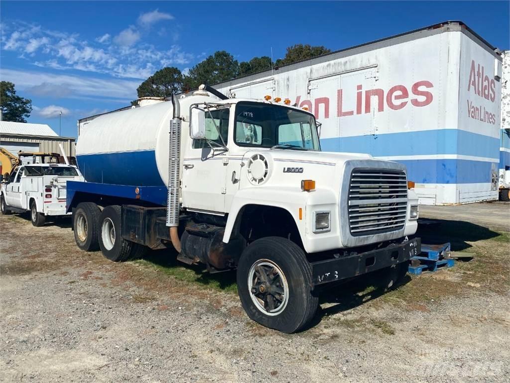 Ford L8000 Diger