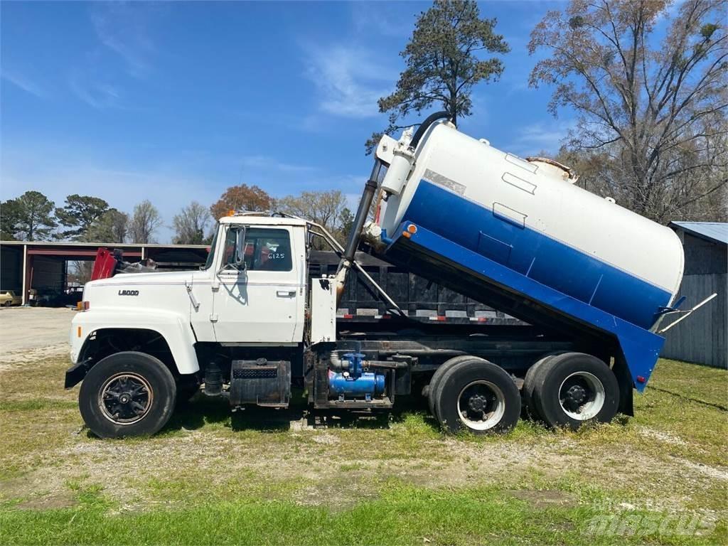 Ford L8000 Diger