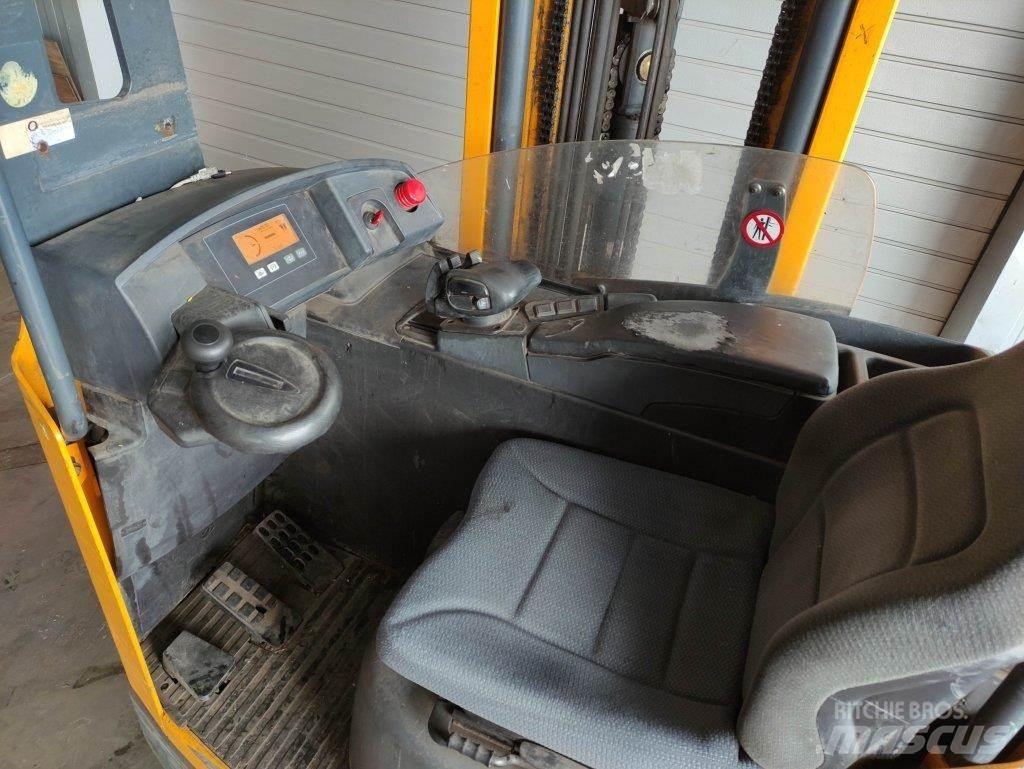 Jungheinrich ETV114 Reach truck - depo içi istif araçları