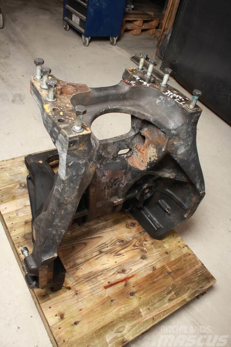 New Holland T7.315 Front axle support Saseler