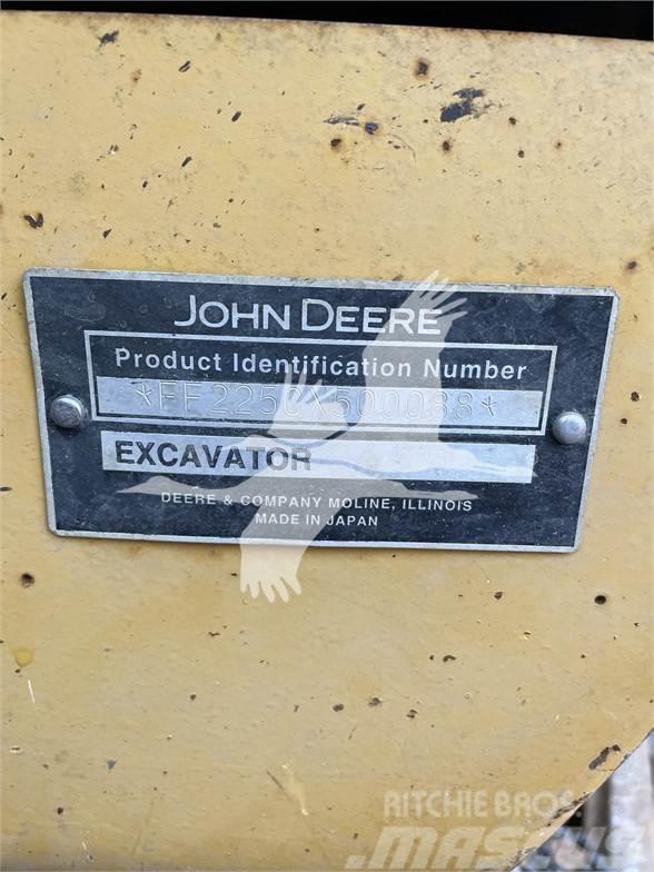 John Deere 225C LC Paletli ekskavatörler