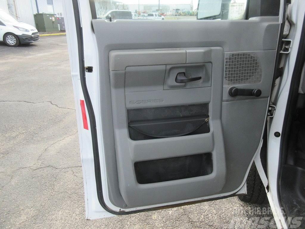 Ford Econoline E-150 Panel vanlar