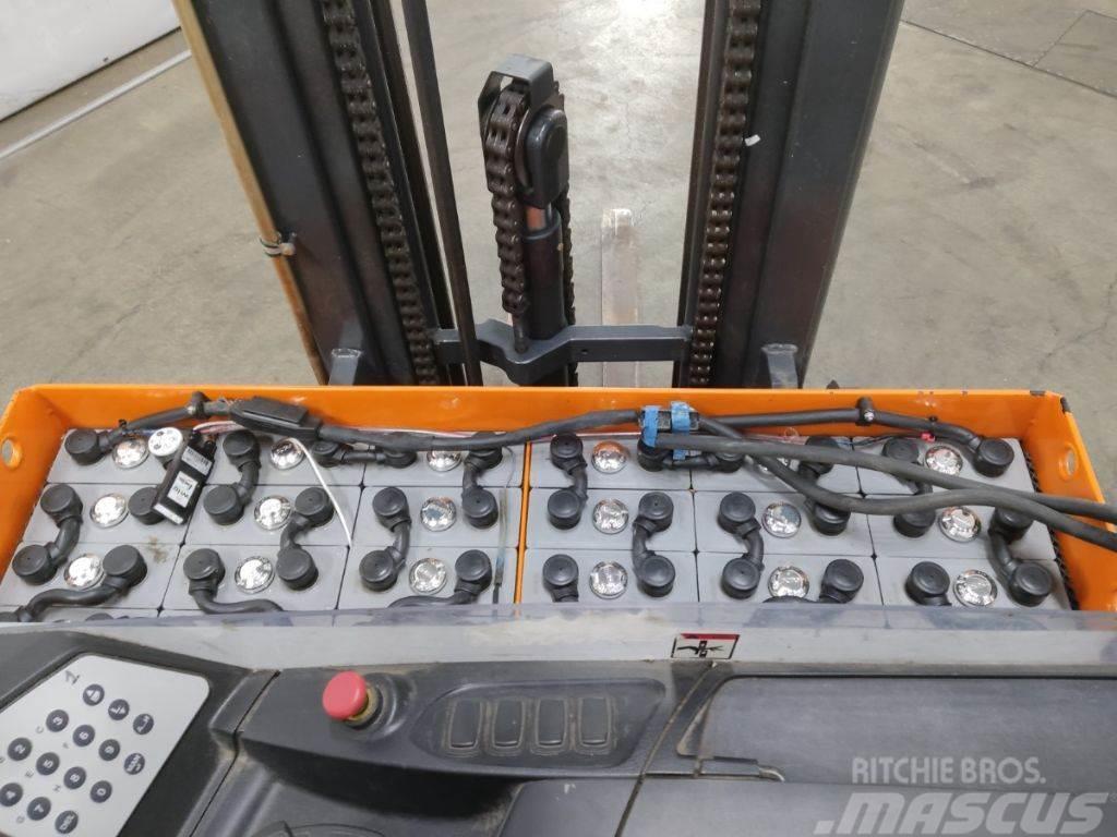 Still FM-X12 Reach truck - depo içi istif araçları