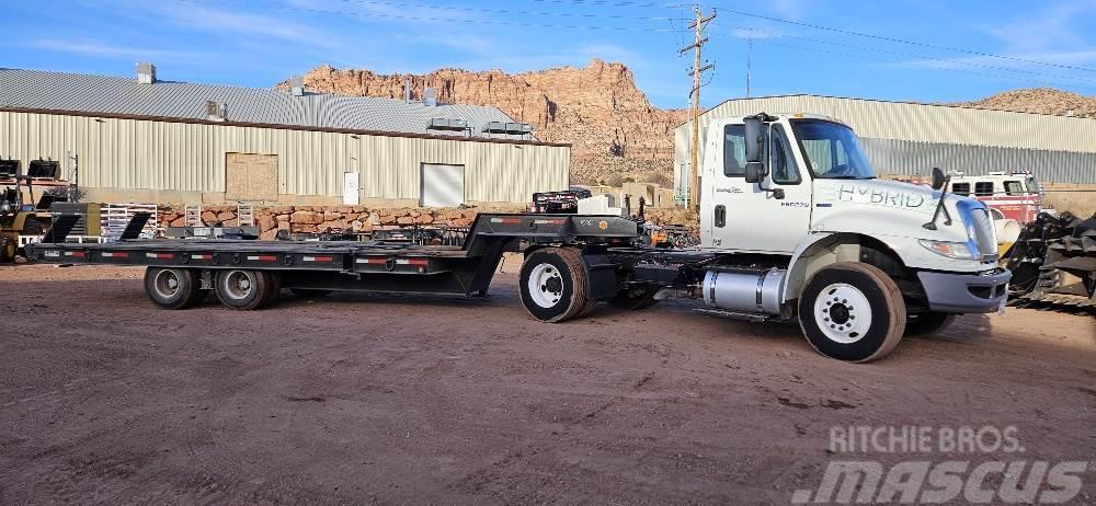  Equipment Truck and Trailer Diger