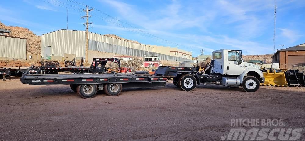  Equipment Truck and Trailer Diger