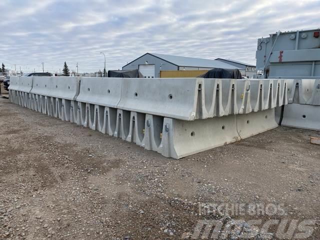 Quantity of (50) Concrete Jersey Barriers Digerleri