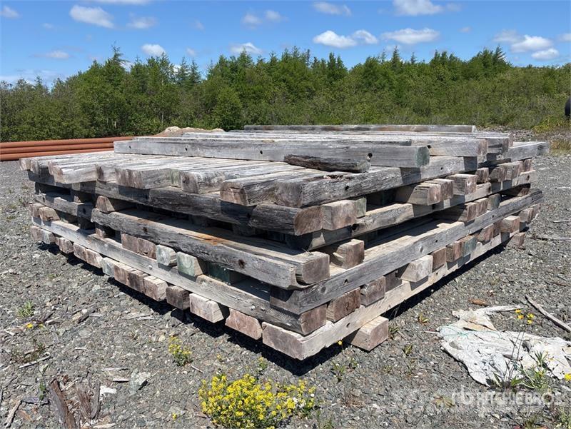 Quantity of (120) 12 ft to 16 ft Wood Cribbing Diger parçalar