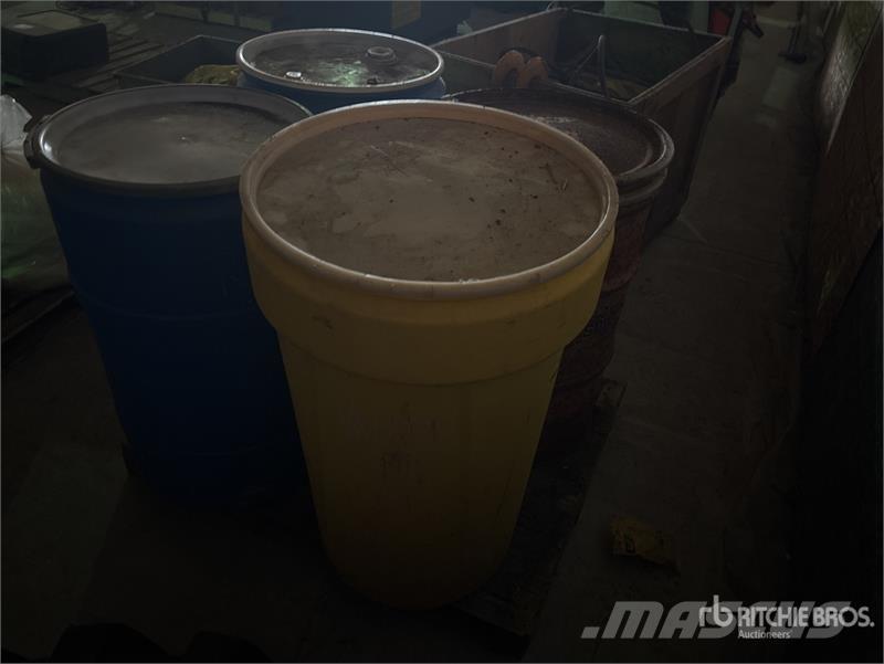 Quantity of 45 Gallon Drums With Spill Kit Materia Diger parçalar