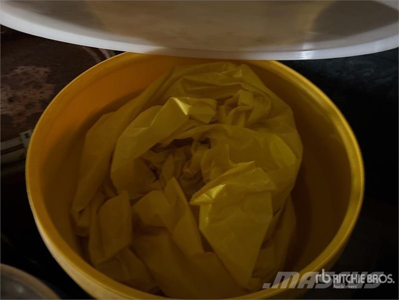 Quantity of 45 Gallon Drums With Spill Kit Materia Diger parçalar