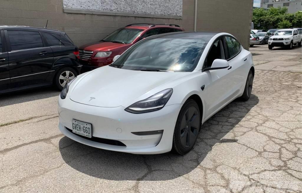 Tesla Model 3 Otomobiller