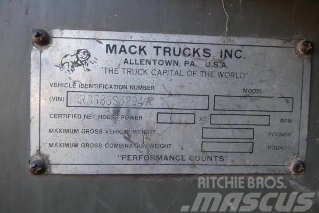Mack RD686S Su tankerleri