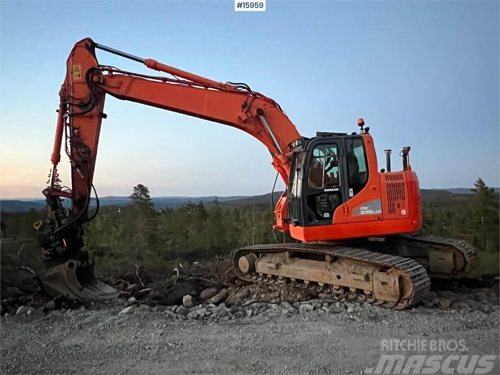 Doosan DX235LCR crawler excavator w/ GPS, bucket and tilt Paletli ekskavatörler
